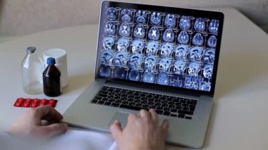 Dizüstü bilgisayar ile ofiste çalışan tıp doktoru