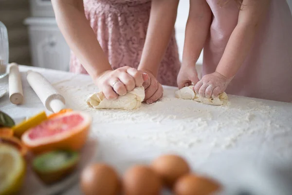 Matka i córka Dokonywanie przełożoną na ciasteczka — Zdjęcie stockowe