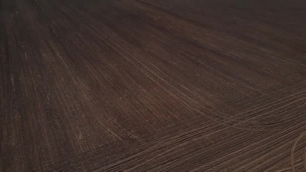 Survol d'un champ labouré 