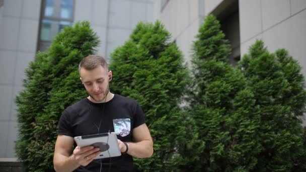 Hombre Exitoso Los Auriculares Está Escribiendo Tableta — Vídeo de stock