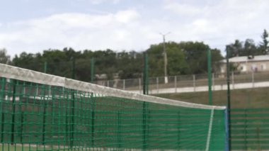 İyi bir tenis maçından sonra mahkemede el sıkışın.