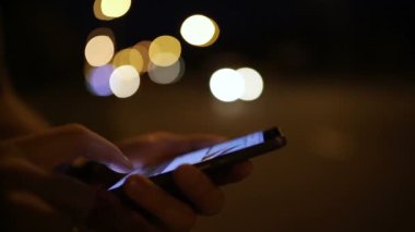 Adam internette sörf yapıyor. Akşamları yol kenarında duruyor.