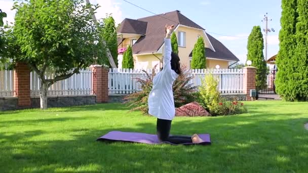 Pragnant Rilassa Dopo Yoga Praticando Nel Cortile — Video Stock