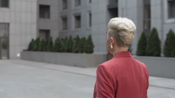 Una Mujer Con Peinado Elegante Camina Por Calle — Vídeo de stock