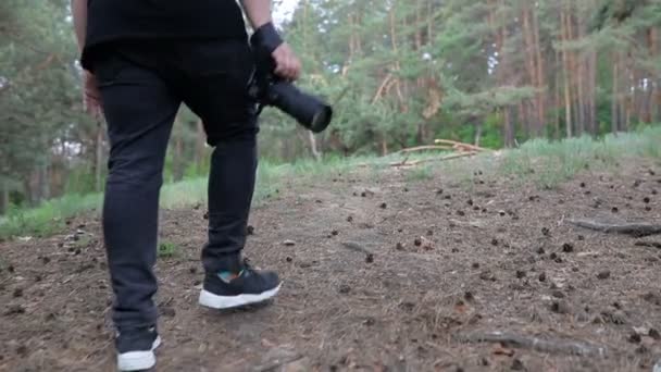 Ein Typ Schwarzer Kleidung Mit Einer Kamera Der Hand Läuft — Stockvideo