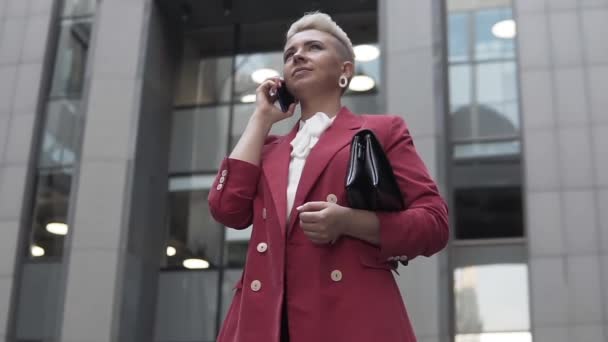 Meisje Spreekt Aan Telefoon Bij Het Zakencentrum — Stockvideo