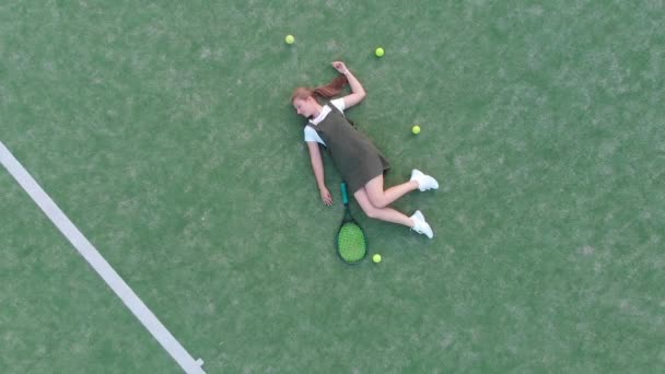 Het Meisje Ligt Een Tennisbaan — Stockvideo