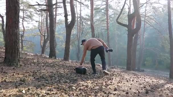 Hombre Con Gorra Negra Caminando Por Bosque Coníferas — Vídeos de Stock