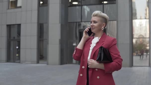 Elegante Joven Mujer Está Teniendo Una Charla Amistosa Por Teléfono — Vídeo de stock