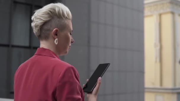 Kamera Sleduje Mladou Stylovou Blondýnu Držící Mobilní Telefon — Stock video