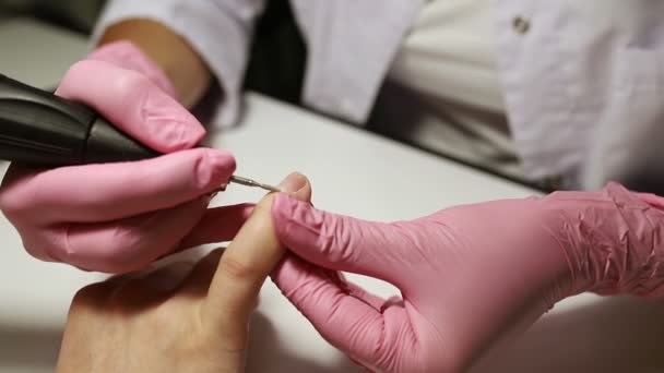 Voorbereiding Van Nagels Voor Het Schilderen Een Schoonheidssalon — Stockvideo