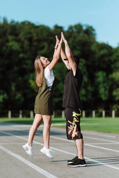 Ett Ungt Par Promenad Killen Med Tjejen Arenan — Stockfoto