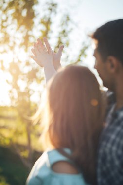 Adam bir randevuda kızın elini tutuyor.