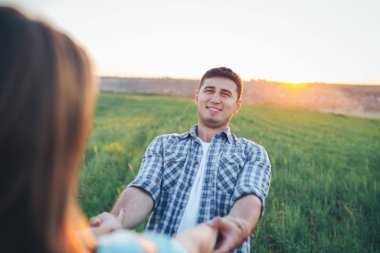 Kızların omuz manzarası, el ele tutuştuğu adamın üstünde dönüp duruyor.