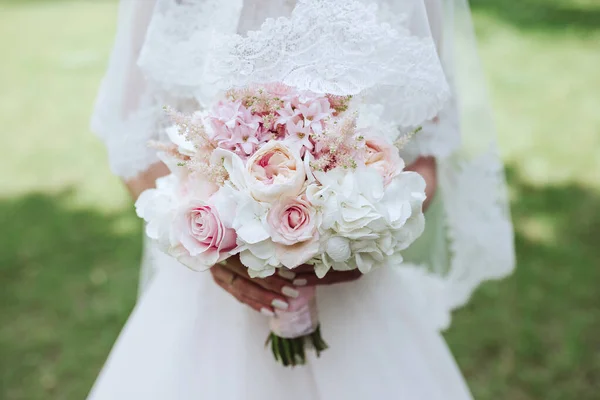 Die Braut Hält Einen Strauß Rosen Der Hand — Stockfoto