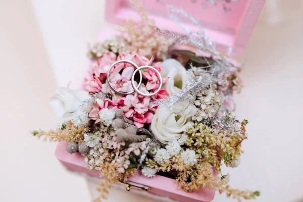 Svatební Dekorace Prsteny Leží Květinách — Stock fotografie