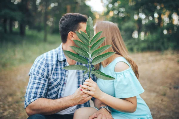 男キス女の子に日付でザ森の中 — ストック写真