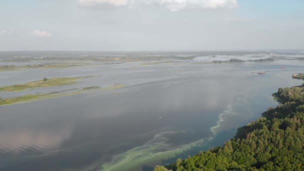 Όμορφη Θέα Στην Κορυφή Του Ποταμού Στο Οποίο Πλεύσης Βάρκες — Αρχείο Βίντεο