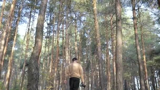 Vista Inferior Homem Caminhando Pela Floresta Com Câmera — Vídeo de Stock