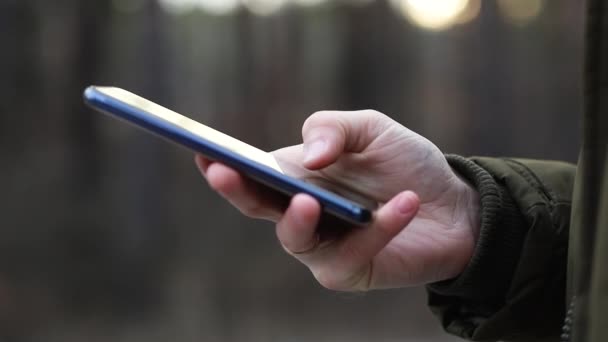 Homme Dans Forêt Utilise Téléphone Portable Pour Envoyer Message — Video