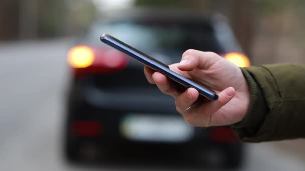 Zbliżenie Ręki Przy Użyciu Telefonu Tle Samochodu Migającym Alarmem — Wideo stockowe