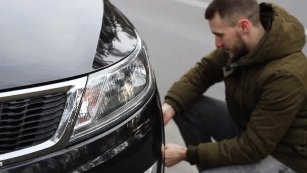 Bestuurder Controleert Conditie Van Auto Weg — Stockvideo