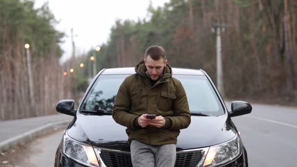 Bozuk Bir Arabanın Yanında Bir Adam Acil Yardım Çağrısı Yapıyor — Stok video