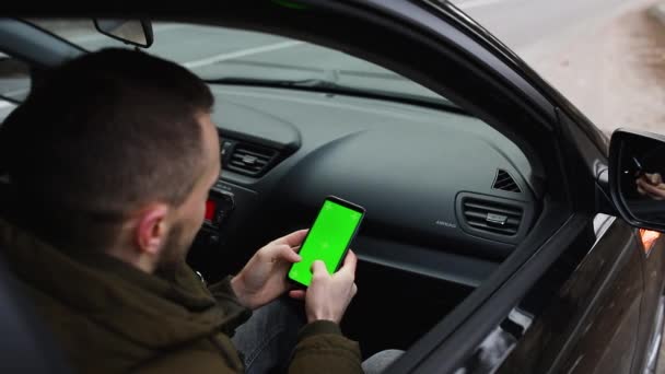 Handen Zijn Aan Het Typen Telefoon Een Weergave Van Achter — Stockvideo