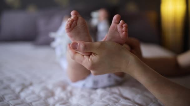 Mãe Gentilmente Acaricia Babys Pernas Sentadas Sofá — Vídeo de Stock