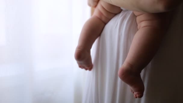 Mãe Gentilmente Acaricia Babys Pernas Sentadas Sofá — Vídeo de Stock