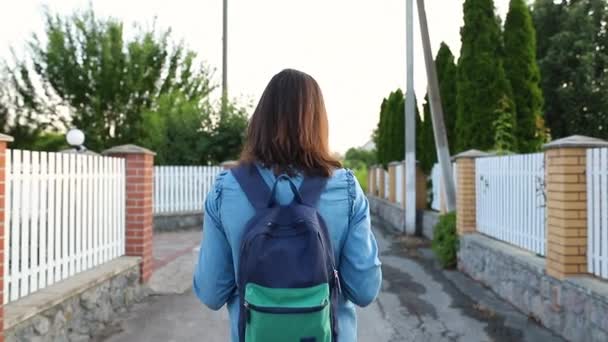 Una Ragazza Cammina Strada Con Uno Zaino Sulla Schiena — Video Stock