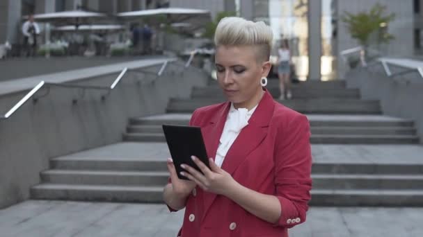 Succesvol Meisje Met Een Tablet Handen Buurt Van Een Business — Stockvideo