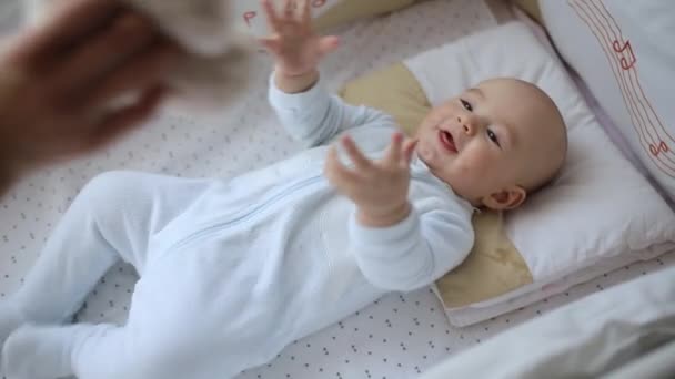 Cute Little Baby Bawi Się Zabawką Łóżeczku — Wideo stockowe