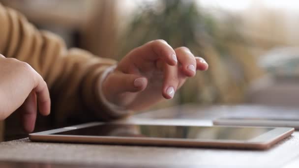 Una Ragazza Maglione Marrone Guarda Gli Acquisti Negozio Online Sul — Video Stock