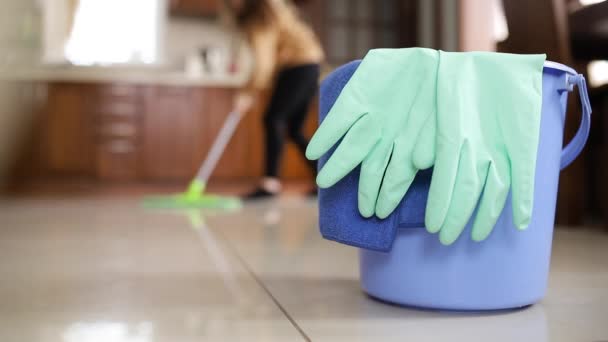 Menina Dançando Com Uma Esfregona Suas Mãos Limpando Chão Casa — Vídeo de Stock