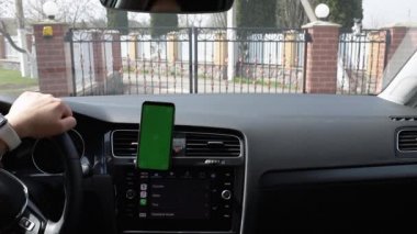 Kadın, Machi 'nin torpidosuna monte edilmiş bir cep telefonu kullanarak geçidi etkinleştiriyor.