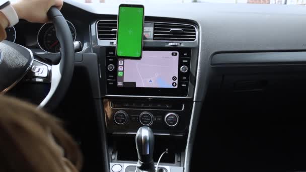 车里的Gps导航员机器仪表盘上装有绿色屏幕的移动电话 — 图库视频影像