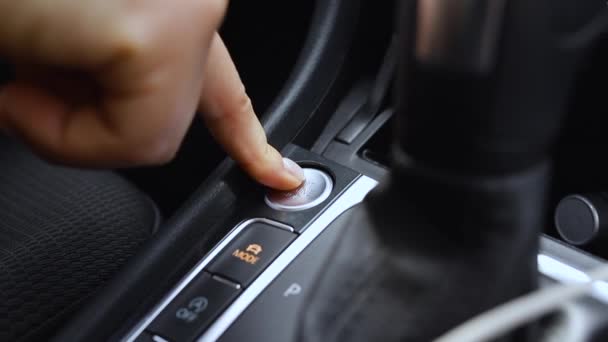 Γυναικείο Δάχτυλο Πιέζει Κουμπί Έναρξης Αυτοκινήτων — Αρχείο Βίντεο