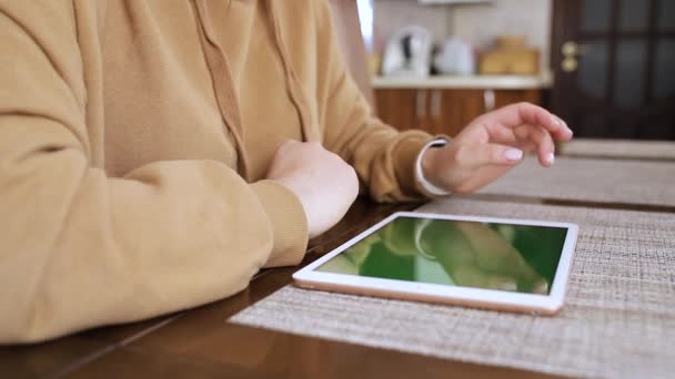 Dedos Menina Virar Páginas Tablet Com Uma Tela Verde — Vídeo de Stock