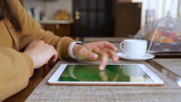 Κοντινό Πλάνο Χέρια Του Κοριτσιού Πληκτρολογούν Ένα Tablet Μια Πράσινη — Αρχείο Βίντεο