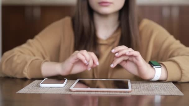 Meisje Typt Haar Tablet Beide Handen Zittend Aan Keukentafel Draagt — Stockvideo