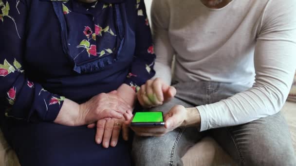 Chico Joven Enseña Abuela Usar Gadget Para Compras Línea — Vídeos de Stock