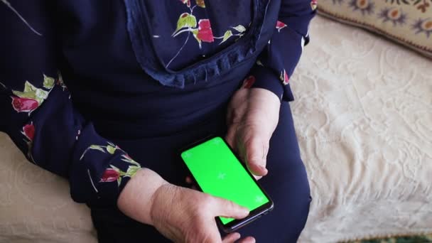 Une Vieille Femme Utilise Smartphone Pour Faire Shopping Ligne — Video