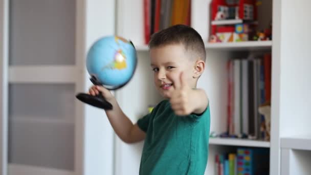 Niño Pequeño Con Globo Sus Manos Muestra Pulgar Hacia Arriba — Vídeo de stock