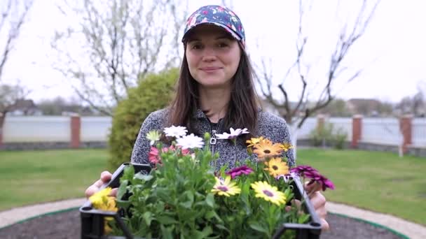 Seorang Gadis Dengan Sekeranjang Bunga Tangan Tersenyum Kamera — Stok Video