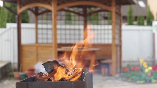 Płonący Ogień Przeznaczony Grillowania Podwórku Przed Letnim Domem — Wideo stockowe