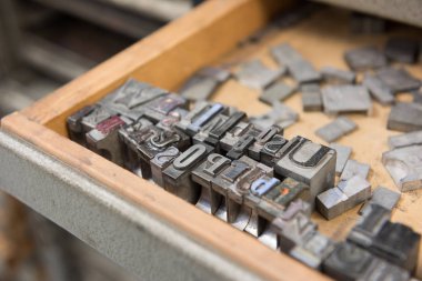 Bokeh ile yıpranmış ahşap çekmece arka plan karşı Vintage kurşun letterpress baskı blokları.