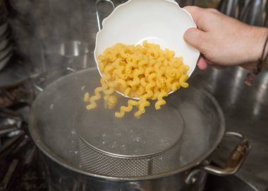 Pişmemiş Makarna makarnayı buharlı sıcak bir tencereye damlatma.