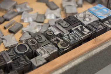 Bokeh ile yıpranmış metal çekmece arka plan karşı Vintage kurşun letterpress baskı blokları.
