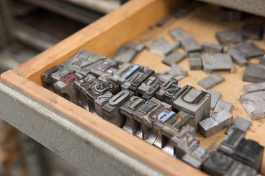 Bokeh ile yıpranmış ahşap çekmece arka plan karşı Vintage kurşun letterpress baskı blokları.